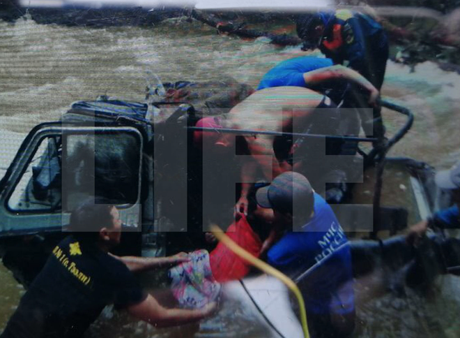 В Туве после падения машины в реку погибли 10 человек