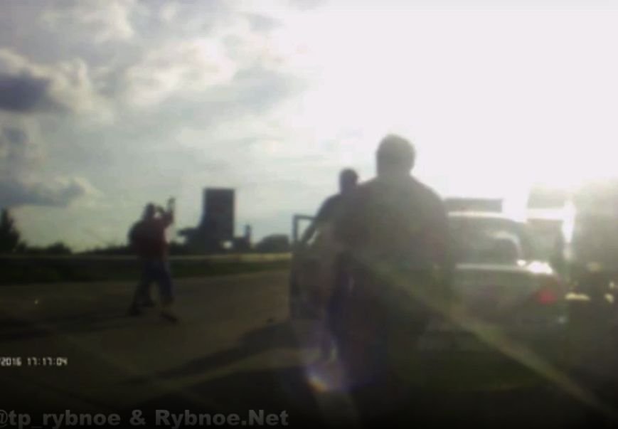 В Рыбном в пробке на мосту подрались водители (видео)