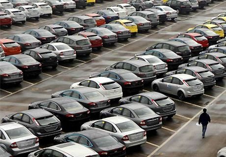 Продажи легковых автомобилей в РФ сократились на 38,5%