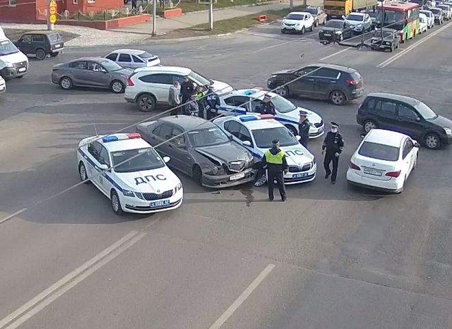 На улице Циолковского Mercedes столкнулся с полицейской машиной