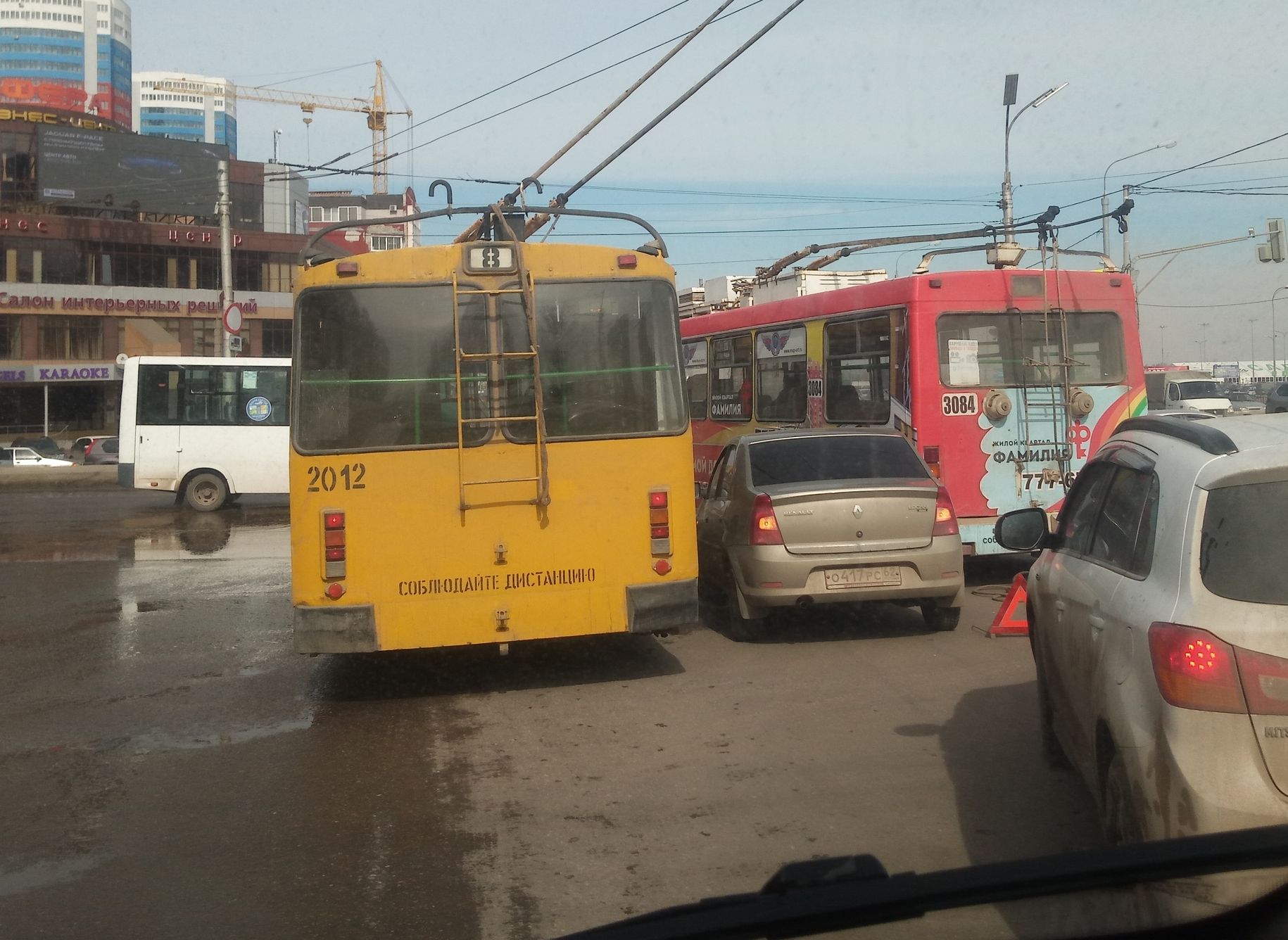 На перекрестке у «Глобуса» произошло ДТП с участием троллейбуса