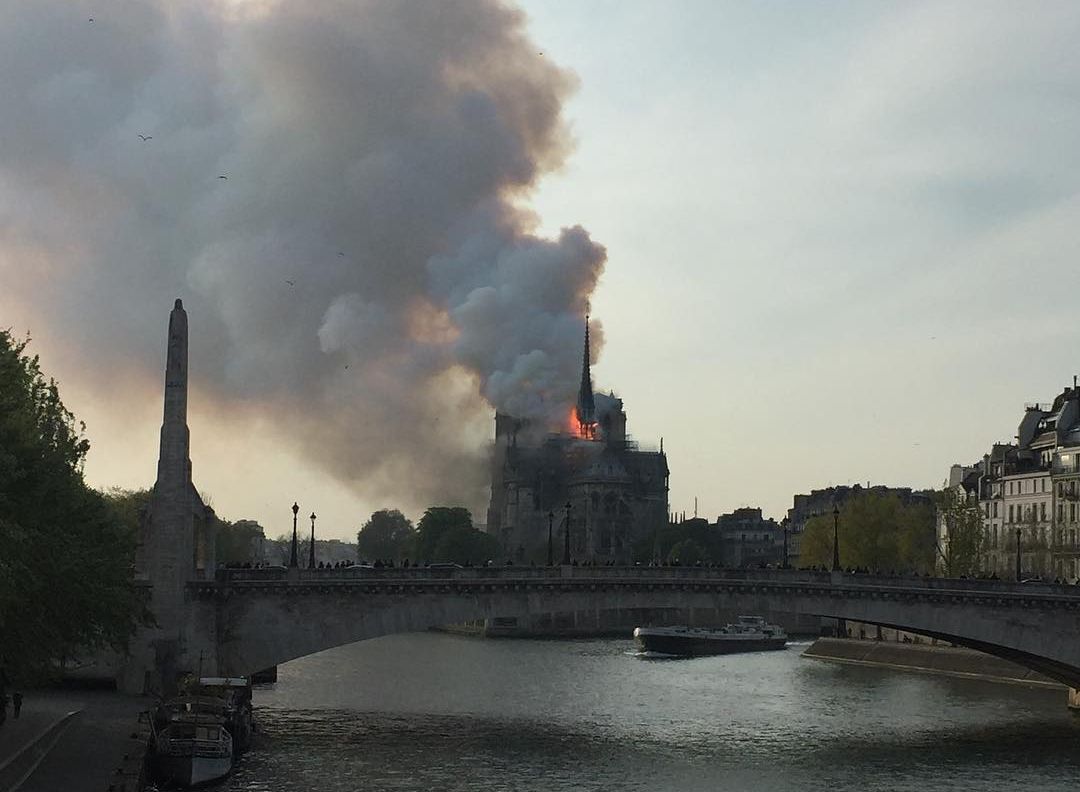 Загорелся собор Парижской Богоматери (видео)