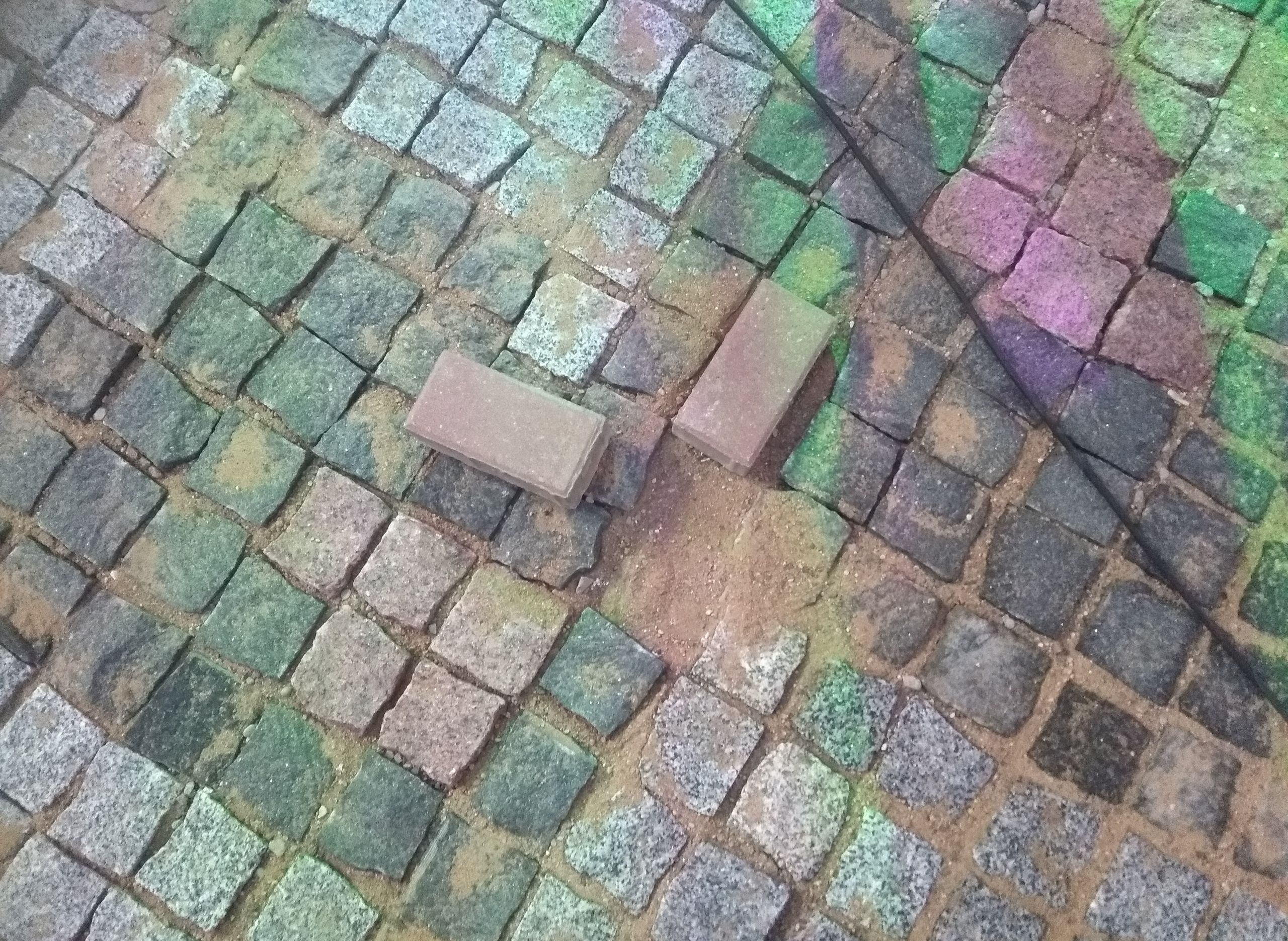 Фото: на площади Ленина дыры в брусчатке заделали тротуарной плиткой