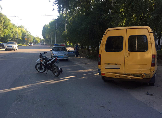 В Канищеве микроавтобус сбил несовершеннолетнего мотоциклиста