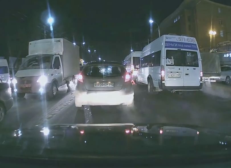 Видео: в Рязани автоледи останавливается посреди дороги, чтобы сфотографировать ДТП