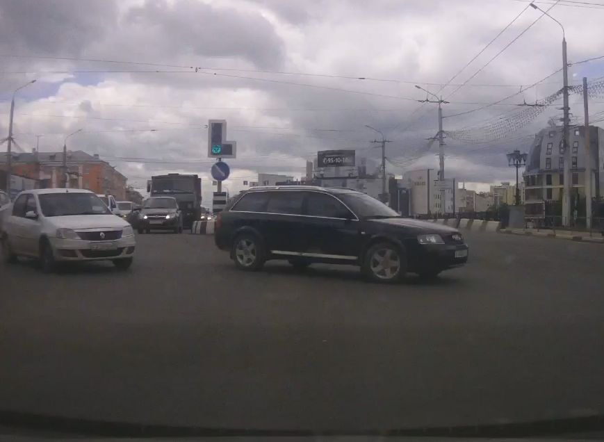 В центре Рязани водитель Audi создал аварийную ситуацию (видео)