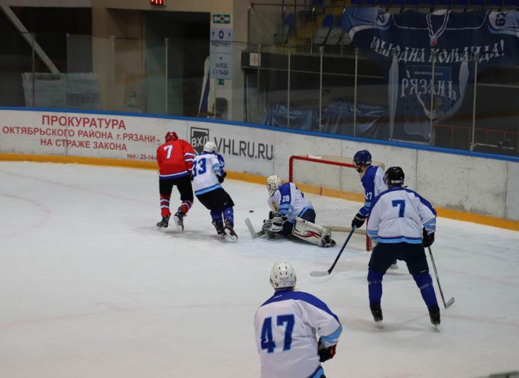 В Рязани полицейские победили сотрудников ФСБ в хоккейном матче
