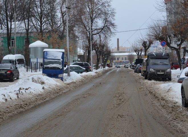 Рязанских автовладельцев попросили не оставлять машины на улице Затинной