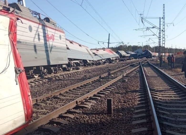 В Амурской области поезд сошел с рельсов после столкновения с грузовиком