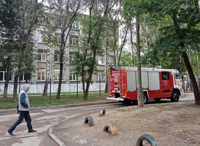 Около рязанской школы №35 заметили пожарный автомобиль