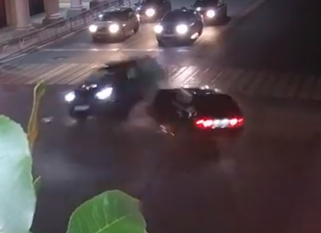 Опубликовано видео столкновения ВАЗ-2114 и Toyota RAV4 в центре Рязани