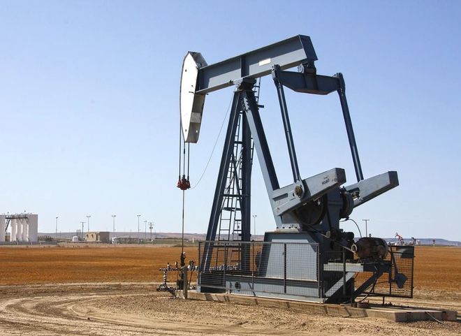 Цена на нефть начала расти после обвала на биржах