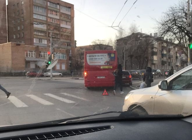 На улице Чкалова произошло ДТП с участием маршрутки