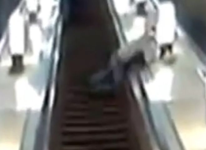 Пьяный москвич упал с эскалатора в метро и разрезал себе шею (видео)