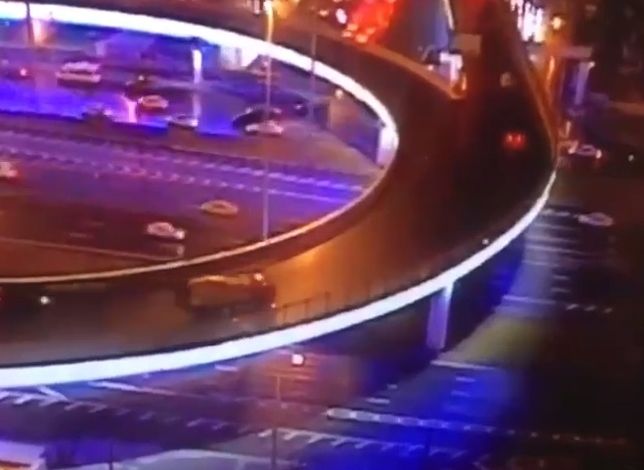 Падение грузовика с третьего транспортного кольца попало на видео