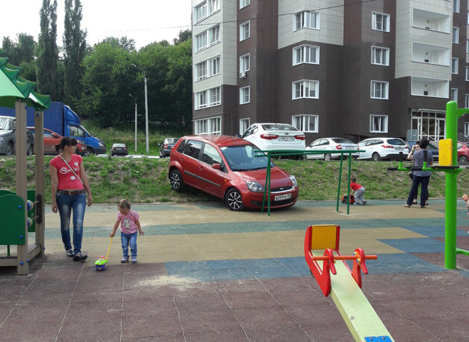 Рязанская автоледи едва не сбила ребенка на детской площадке