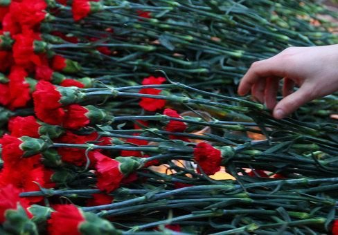 Жители Киева несут цветы к российскому посольству