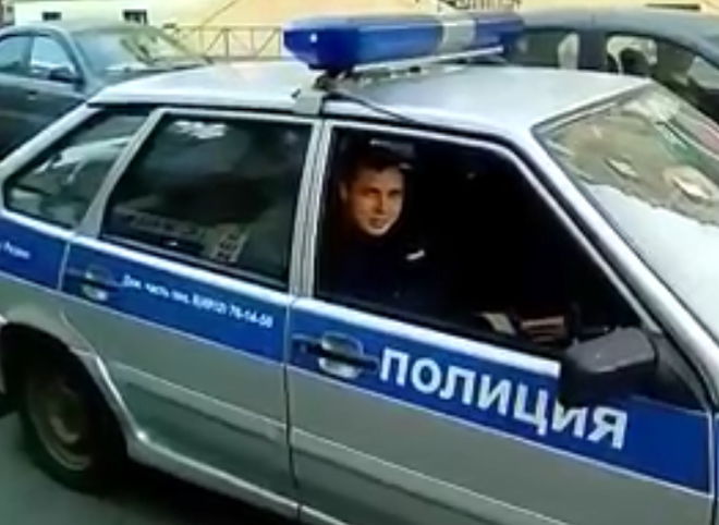 Видео: рязанец просит полицейских пристегнуться