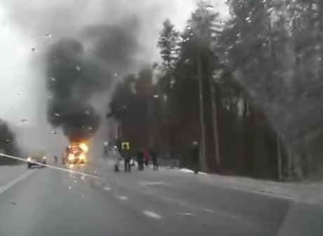 Пассажирский автобус загорелся на федеральной трассе в Карелии (видео)