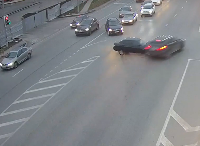 На Муромском шоссе столкнулись две легковушки (видео)