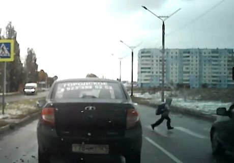 Видео: в Красноярске Lada сбила ребенка на переходе