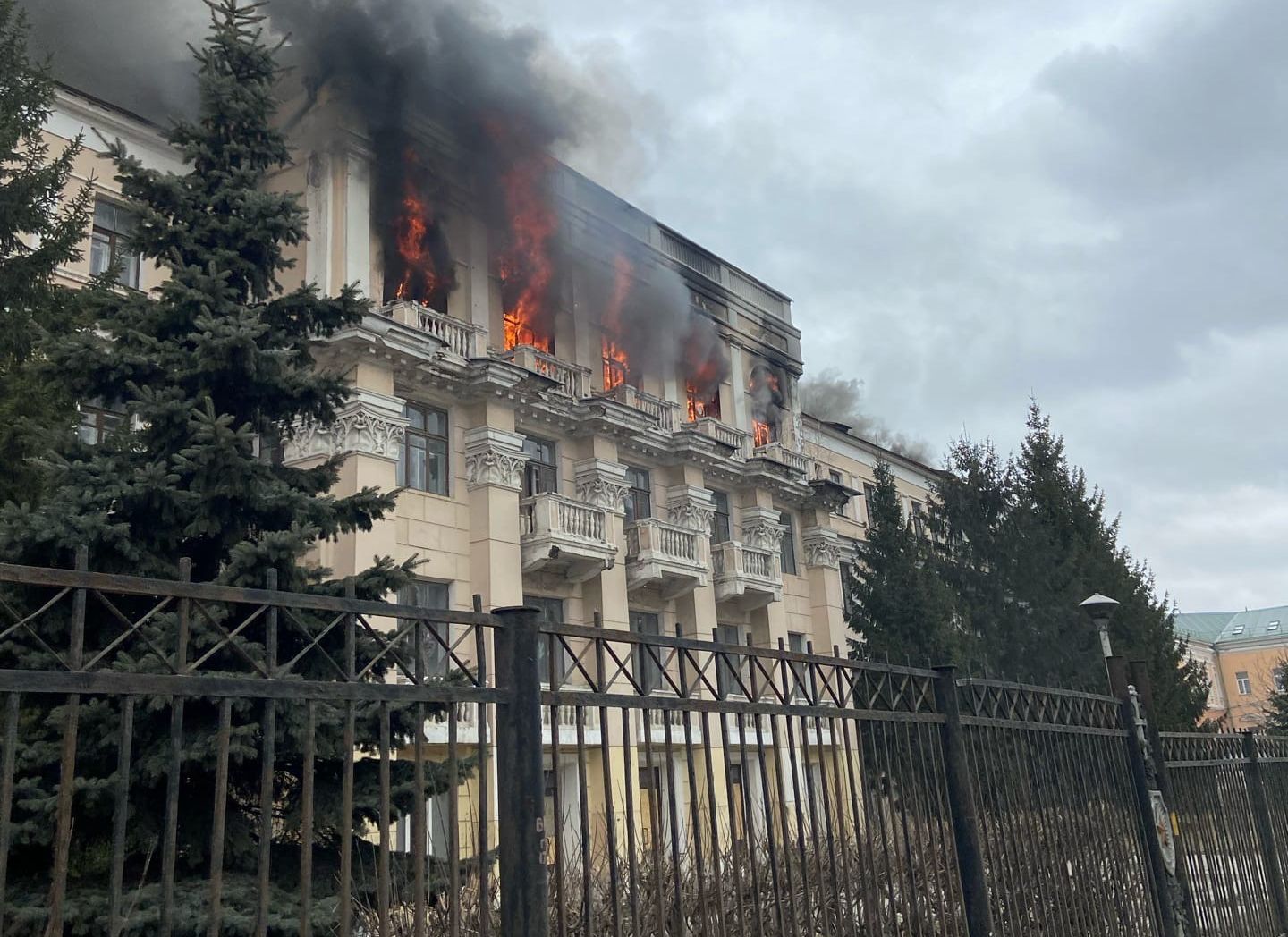 В здании бывшего Училища связи на улице Каширина произошел пожар