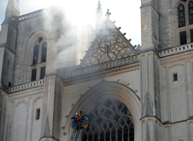 В Нанте вспыхнул кафедральный собор