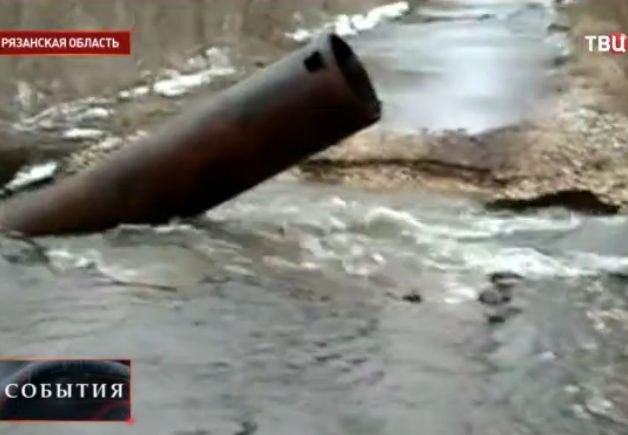 В Рязанской области паводок смыл трехтонную трубу (видео)