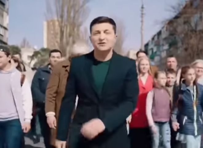 Штаб Порошенко выложил видео со сбивающей Зеленского фурой