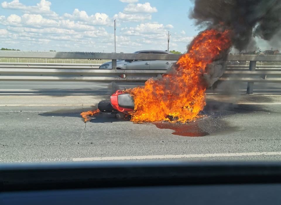 При возгорании мотоцикла на Солотчинском шоссе пострадал байкер
