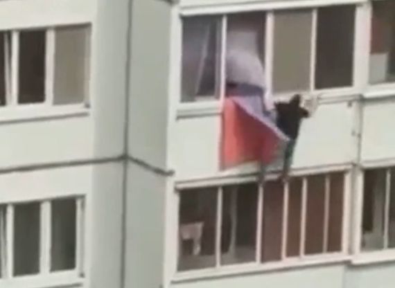 В Смоленске очевидцы засняли падение мужчины из окна пятого этажа