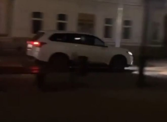Видео: по улице Почтовой несется иномарка