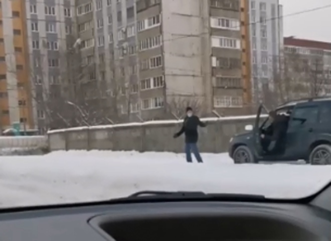 Видео: в Рязани пешеход не дает водителю объехать пробку по тротуару