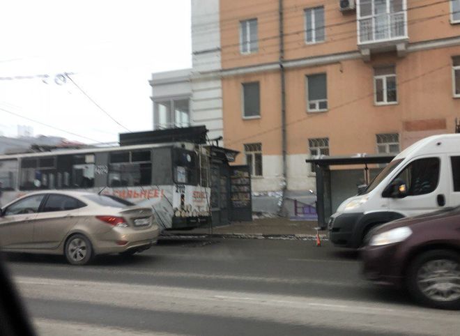 На Первомайском проспекте столкнулись троллейбус и маршрутка
