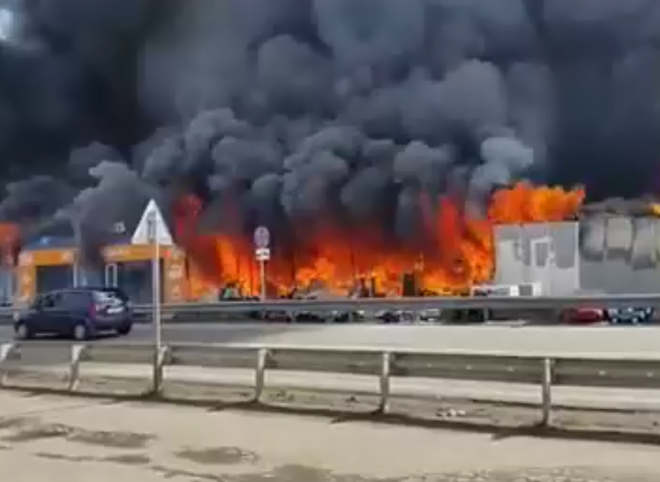 На рынке под Пятигорском произошел крупный пожар (видео)