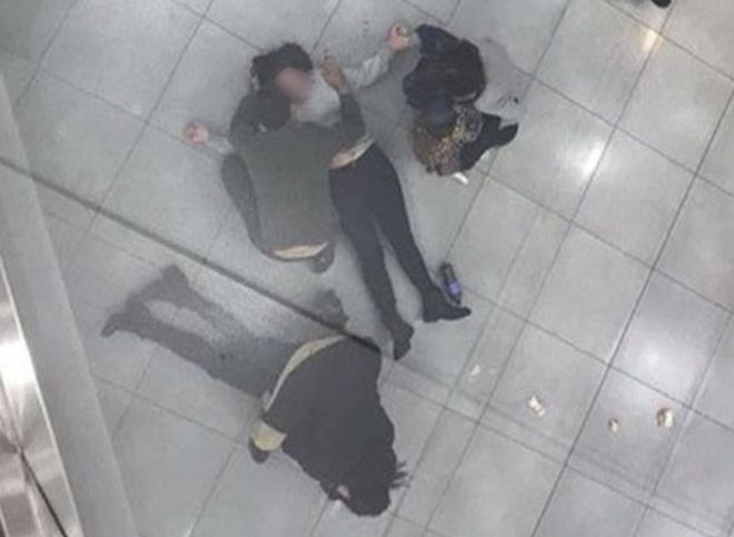 Упавшая с перил ТЦ в Москве женщина умерла