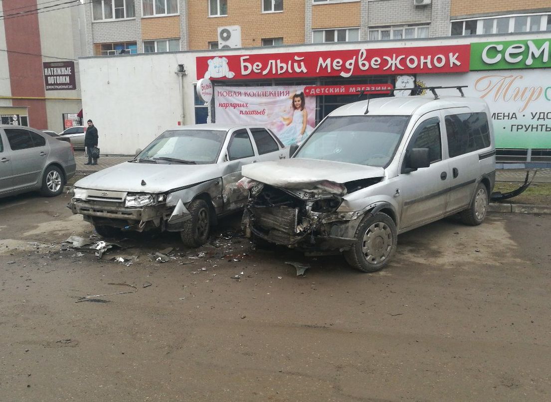 Неизвестные повредили припаркованные на улице Новоселов автомобили