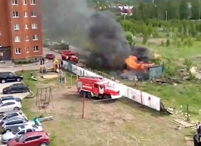 В Рыбном произошел пожар в бытовке для строителей (видео)