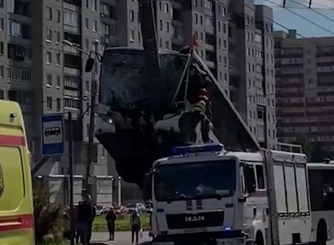 В Петербурге автобус врезался в столб