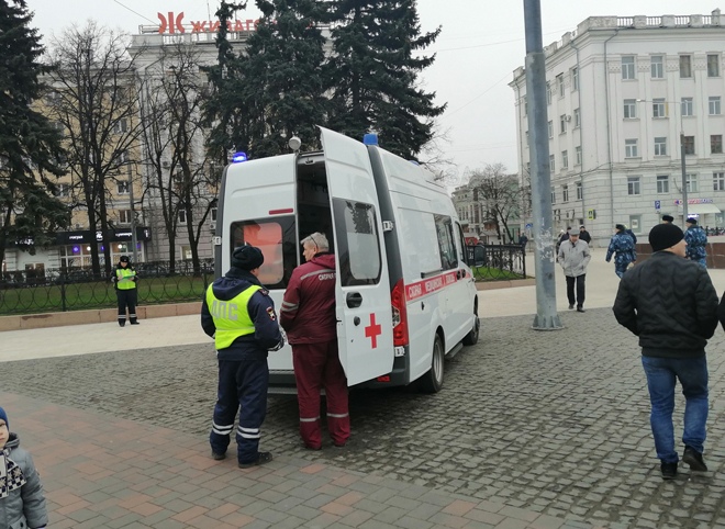 У водителя, врезавшегося в ограждение на площади Ленина, резко повысилось давление