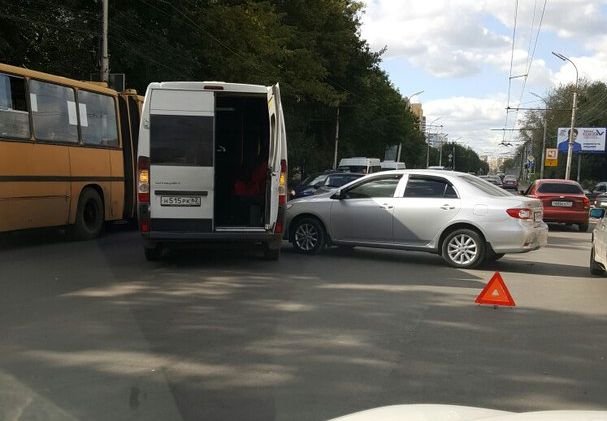 На Касимовском шоссе легковушка въехала в маршрутку