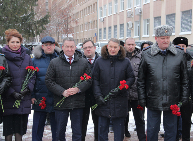Депутаты облдумы приняли участие в церемонии возложения цветов в память о защитниках Отечества