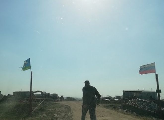 СМИ: между селами Дубровичи и Алеканово нелегально жгут мусор под флагами РФ и ВДВ
