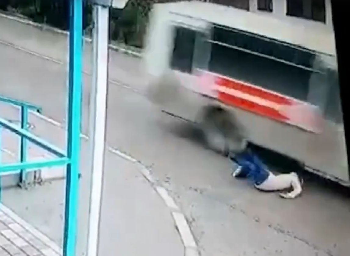 В Азове почувствовавшая себя плохо девушка чудом не попала под автобус (видео)