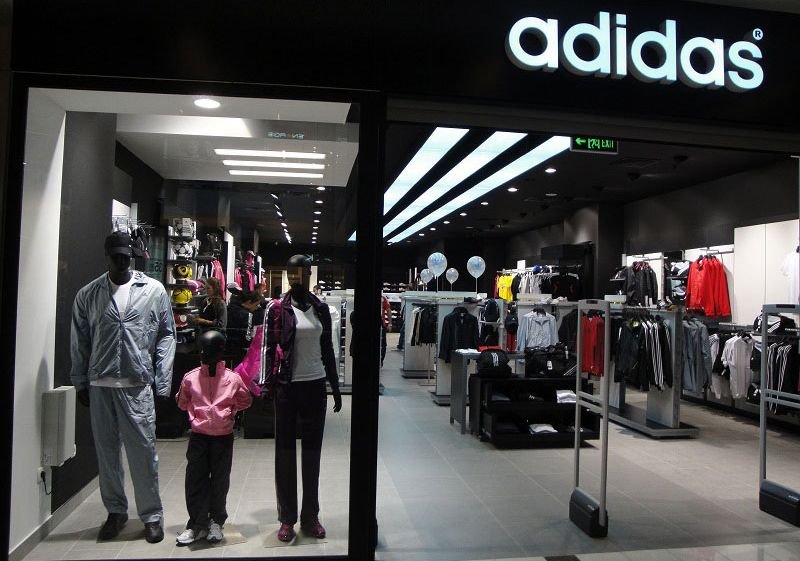 В 2015 году Adidas закроет 200 магазинов в России