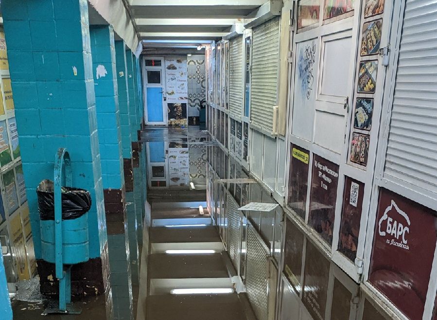 Подземный переход у «Барса на Московском» затопило