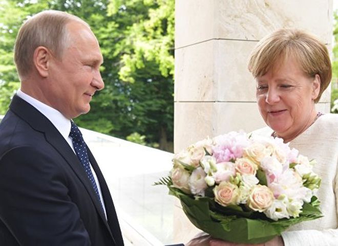 Немецкие СМИ усмотрели оскорбление в букете, который Путин подарил Меркель