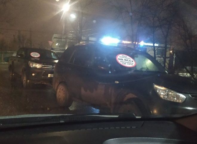 В Рязани припаркованные автомобили обклеили стикерами «СтопХама»