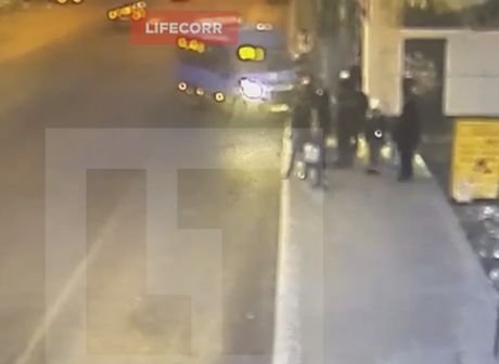 Маршрутка сбила людей на остановке в Москве (видео)