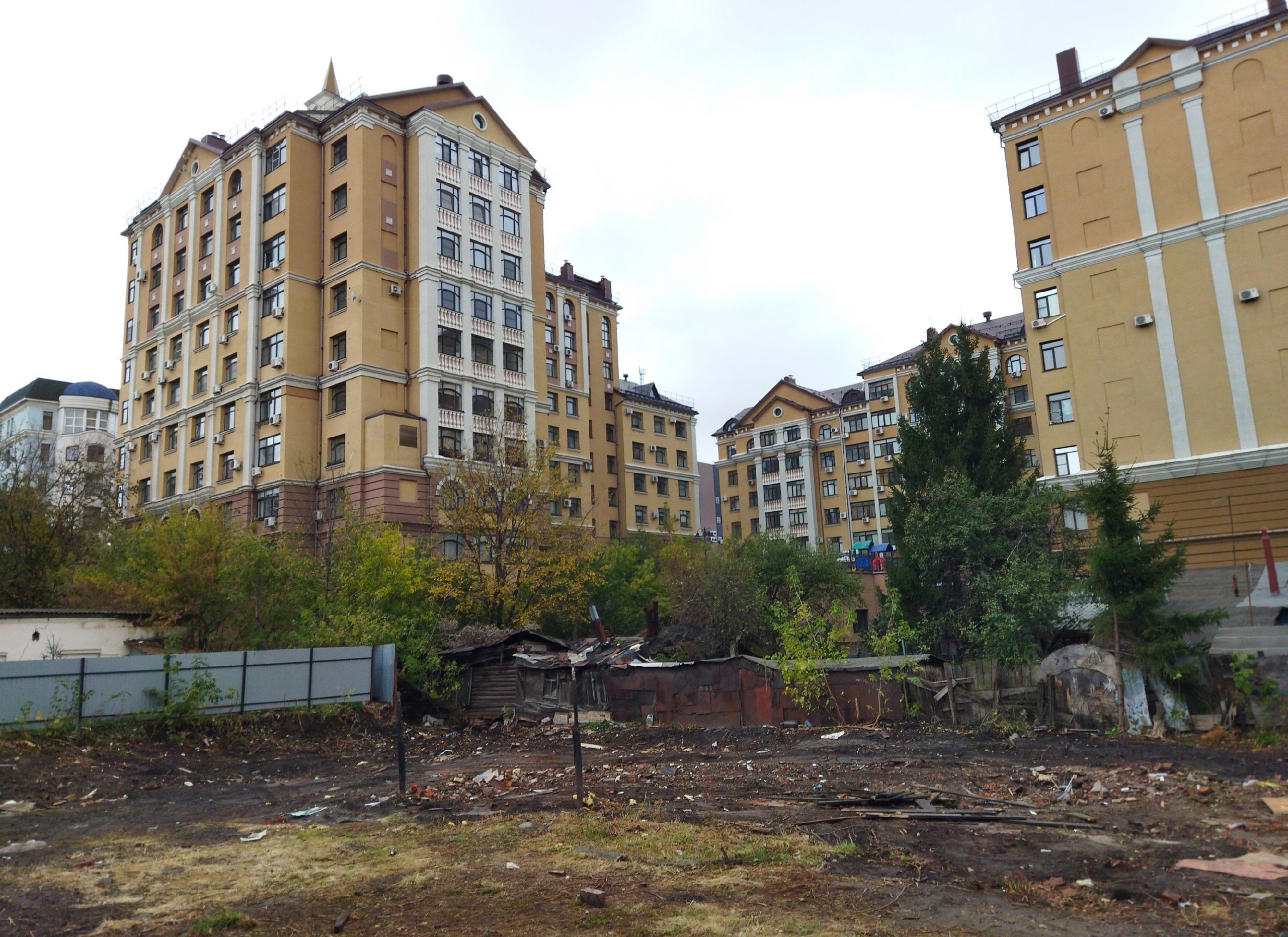 На улице Подгорной расчистили площадку под строительство